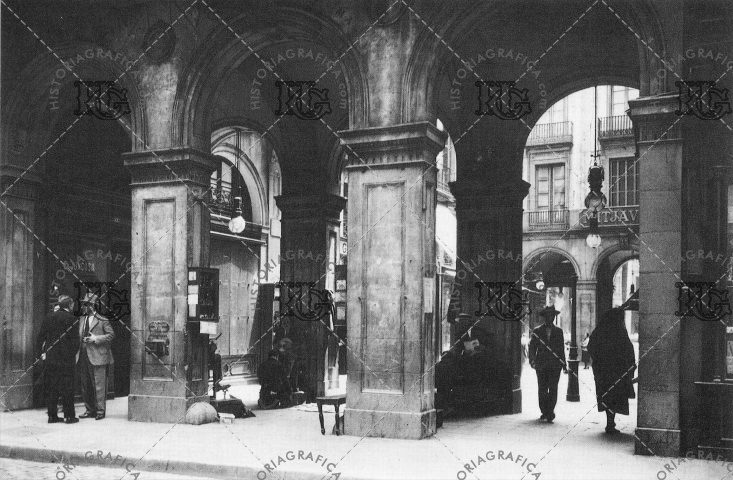 Arcos del pasaje Madoz en la calle Ferran. Ref: MZ01196