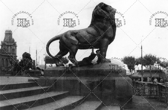León del monumento a Colón. Ref: MZ01274