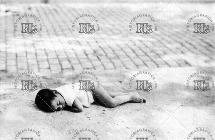 Niño gitano durmiendo en el suelo. Ref: MZ01297
