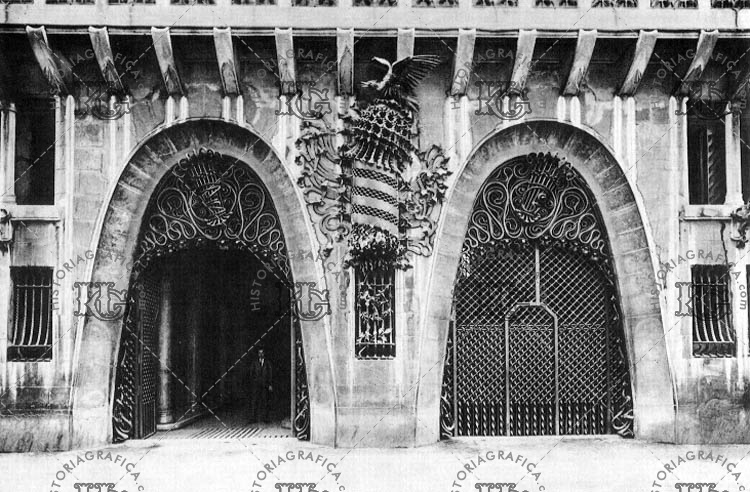 Puerta catalana de la entrada al Palau Güell. Ref: MZ01335