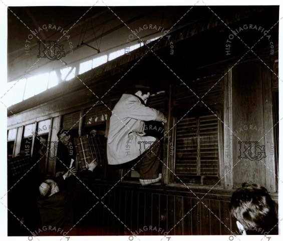 Inmigrantes llegando en tren y saliendo por la ventana. Ref: 3000781