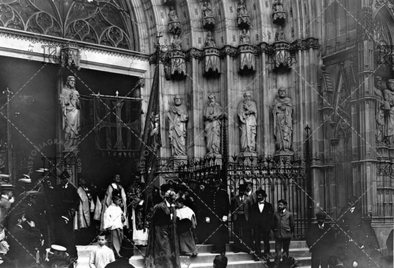 Puerta principal de la Catedral de Barcelona. Salida del Pendón de Santa Eulalia. Ref: 5000216