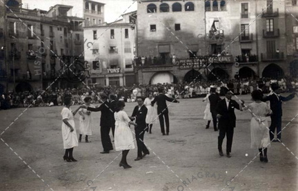 Vic. Grupo de danza en la Plaza Mayor. Ref: 3010234