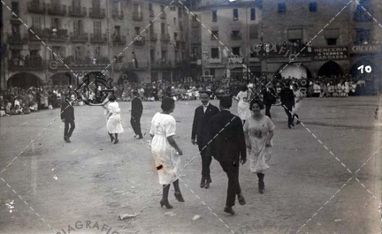 Vic. Grupos de danza en la Plaza Mayor.. Ref: 3010235
