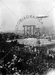 Dirigible sobrevolando los pabellones de la Expo de 1929. Ref: 5000325