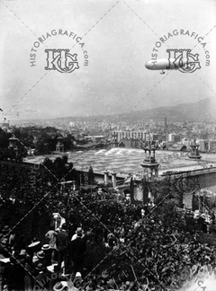 Dirigible sobrevolando los pabellones de la Expo de 1929. Ref: 5000325