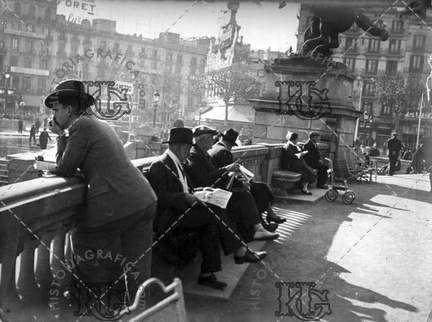 Señores sentados en bancos de piedra de la Plaza de Catalunya. Ref: 5000366
