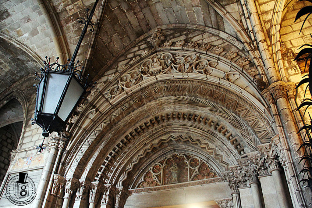 Puerta románica del claustro de la catedral de Barcelona. Fotosdebarcelona.com